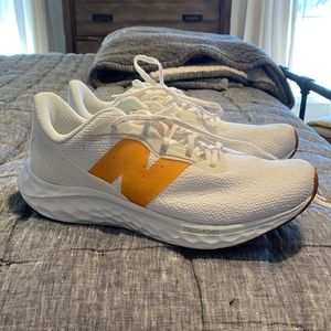 Reposhed New Balance Fresh Foam Arishi v4 Sneakers